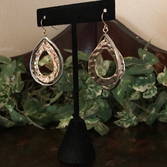 Magnolia Grace Gold loop earrings - Picture 1 of 3